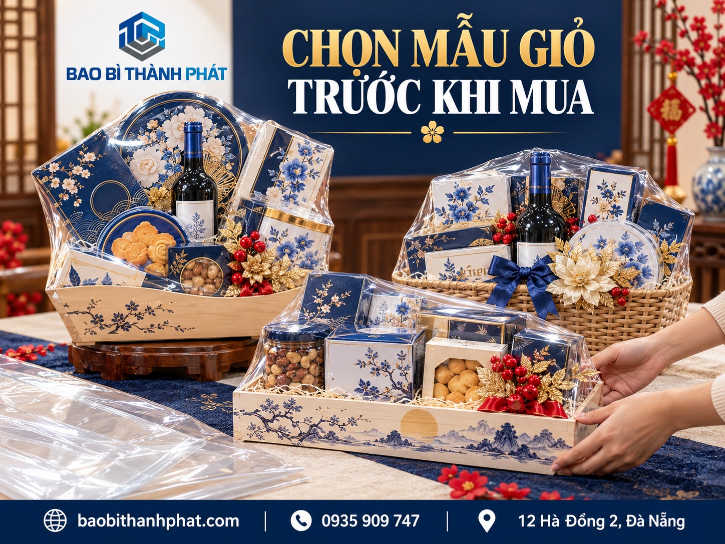 Ba giỏ quà đã bọc màng ôm sát có kích thước khác nhau, tay chỉnh ở mép khay phía trước.