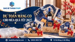 Ba kiểu giỏ quà đã co màng cạnh xấp túi rỗng, máy tính và sổ dự toán.