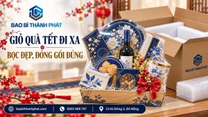 Giỏ quà bọc màng ôm sát cạnh thùng carton mở, tấm chèn trắng và xốp hơi.