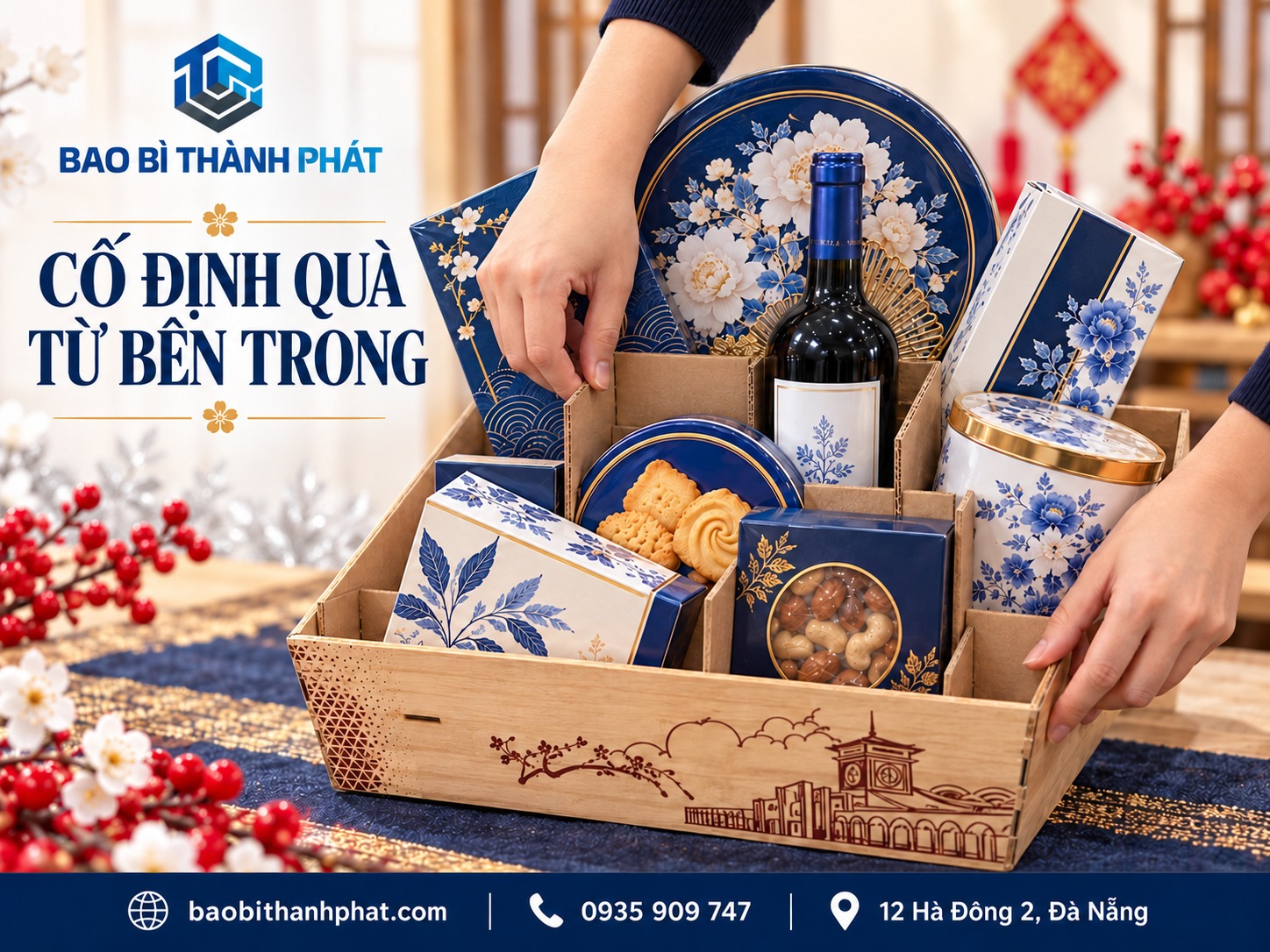 Đóng giỏ quà Tết doanh nghiệp: phối màng co, chèn lót và thùng ngoài 2 Tay đặt vách ngăn carton giữa các hộp quà trong khay chưa bọc màng.