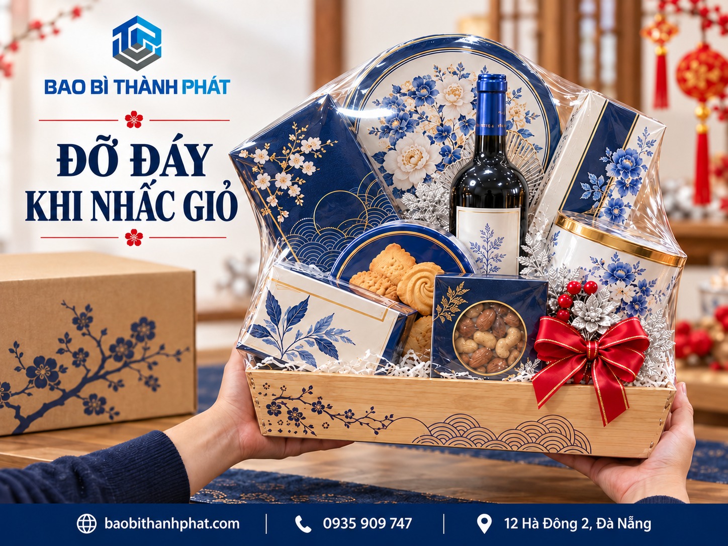 Đóng giỏ quà Tết doanh nghiệp: phối màng co, chèn lót và thùng ngoài 4 Hai tay cùng đỡ đáy khay gỗ khi nhấc giỏ quà đã co màng.