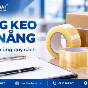 Băng keo trong, băng keo đục và phiếu mua hàng đặt cạnh máy tính