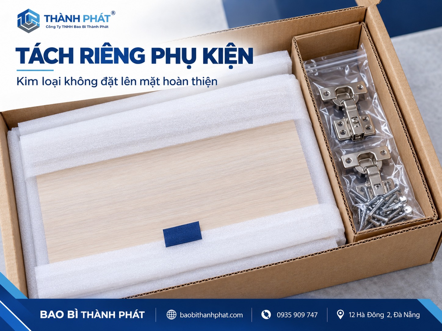 Túi phụ kiện kim loại được tách trong ngăn riêng cạnh tấm nội thất đã lót foam